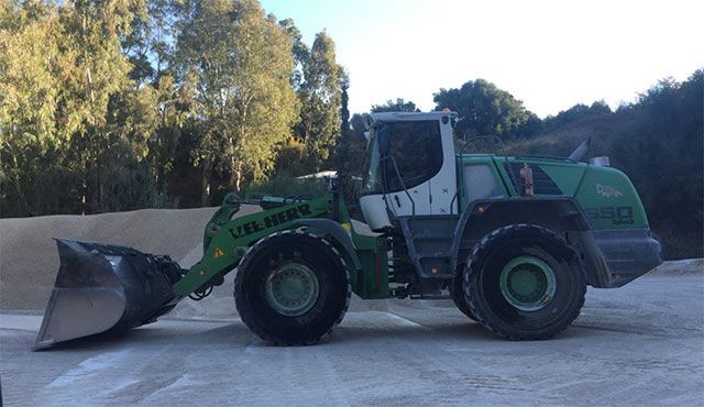 6. Φορτωτής LIEBHERR – L550 Χωρητικότητα γουβά= 3.80m3